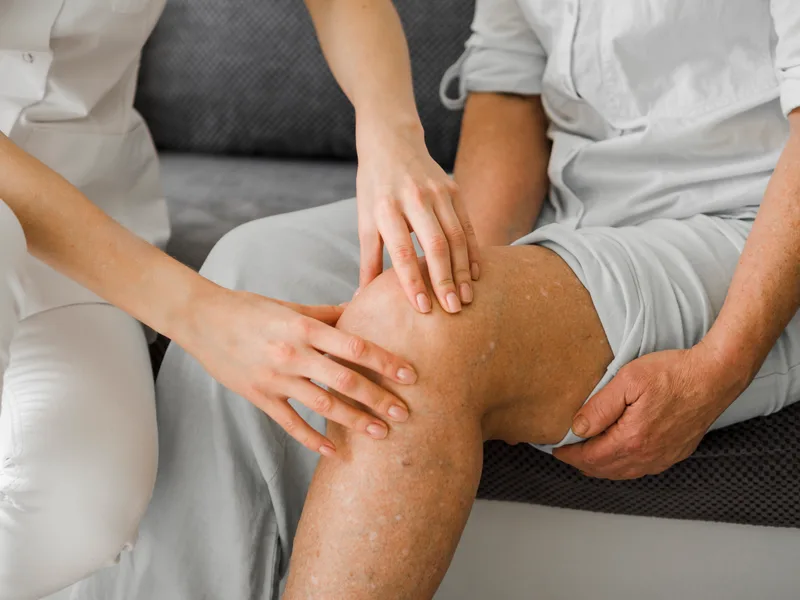 Chiropractic care for knee pain at Schomaker Chiropractic Clinic in Elk River